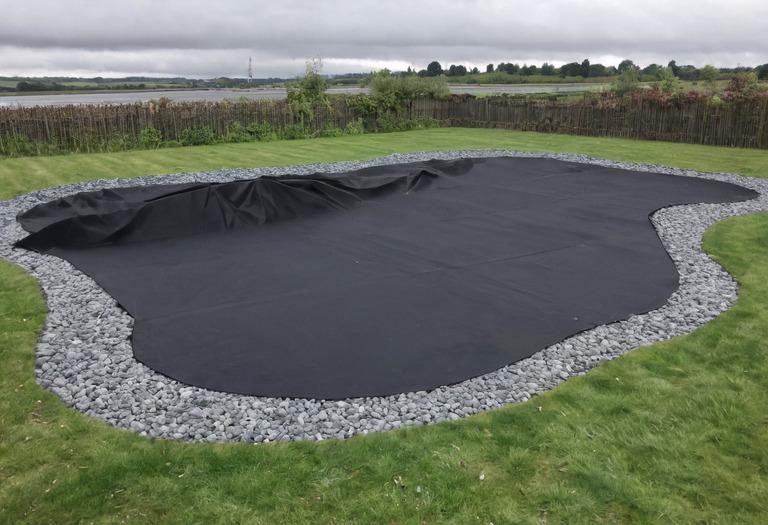 Чёрная мембрана EPDM, уложенная в котлован поверх геотекстиля